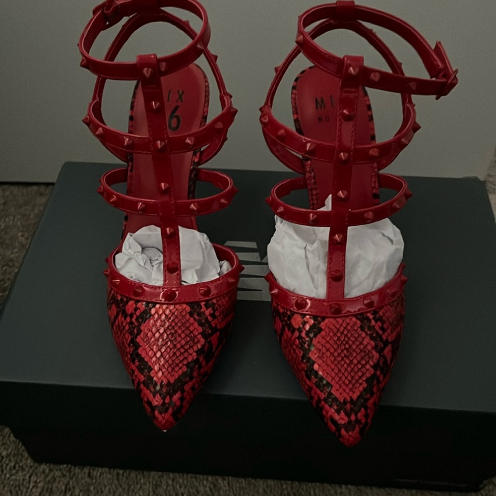 Mix No 6 Liraven Shoe Red Snakeskin size 7.5